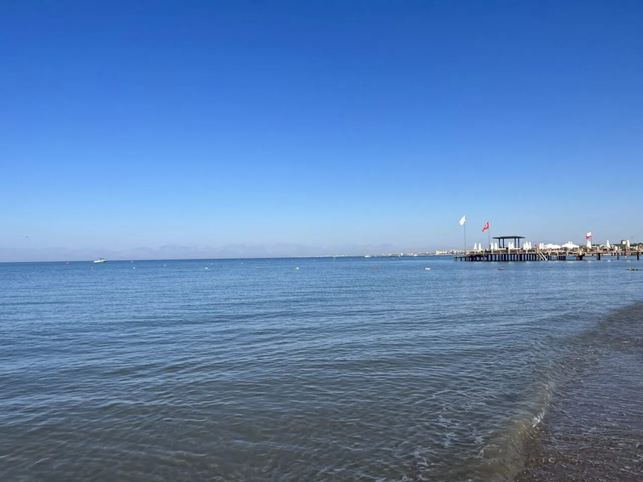 Beach scene representing the ketogenic Mediterranean lifestyle for longevity and wellbeing